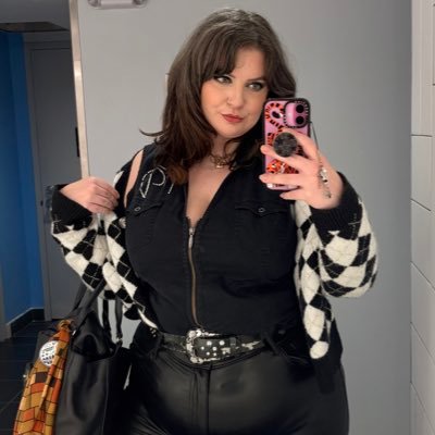 cashewmilkhotel's profile picture. 29. Fat, femme, a lil 🏳️‍🌈. DIYer + burlesque artist (ig: @erratickate). Once described as, “Like Baskin-Robbins, but with 31 flavors of self-deprecation.”