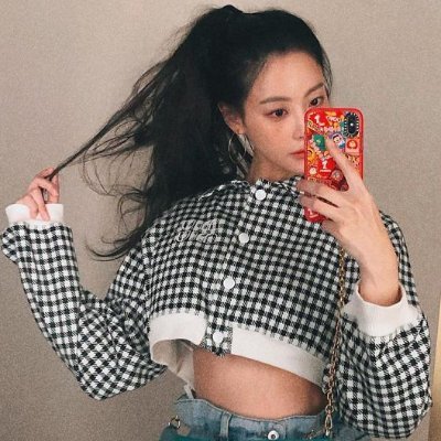 julianaskwara's profile picture. ✨ Escritora, fanfiqueira, army e fangirl 
⚡ Escrevo ships impossíveis e personagens misteriosos 
🪩 BTS, Purple Kiss, Tribe