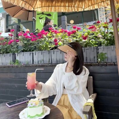 Amour_r2's profile picture. 生活は複雑でなくても良い、毎瞬間の美しさを感じることが大切だと思います。旅行は私に異なる世界を見せてくれ、書籍やアートは自分を深く理解する手助けになります✈️📚。毎日が自己発見の旅です🌱