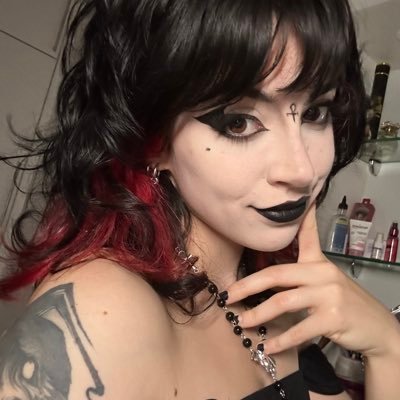 vaneeeer_'s profile picture. goth gym girl ⛓️‍💥🦇 cupom growth: VANEER  cosplays e redes 👇