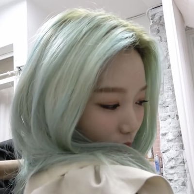 woongminator's profile picture. i live at the nicojack wall #fact 📖 26/25