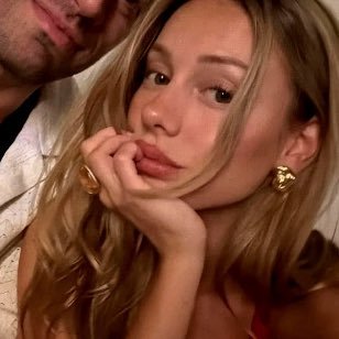 backtodeczmber's profile picture. #SIMON: She has a boyfriend. Like, really, really, really has a boyfriend. The nuclear bomb of boyfriends. Trust me on this one. ✿ she/her