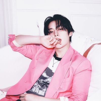 karenzzzn's profile picture. “All we need is love, dreams and Stray Kids” 🤍
       LISTENING TO DO IT ALBUM ♪|🖤🩷