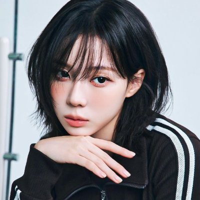 imwninter's profile picture. icy charm, composed.