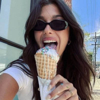 lizwess's profile picture. and she was there. all pink and gold and glittering