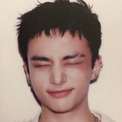 alelovshnflx's profile picture. 움츠렸던 꽃들은 곧 피어나 🌸