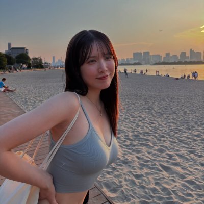 FlogaoVibe420's profile picture. 鉄とガラスが街を覆い、人の心も少し硬くなった。
それでも、夜風に揺れる灯りのように、優しさはまだ残っている。