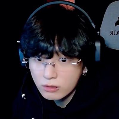 douxggukv's profile picture. alexa, play to winter bear by v.