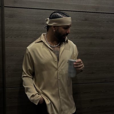 thc6ixgcd's profile picture. 🖤 𝑵𝒐 𝒈𝒖𝒊𝒅𝒂𝒏𝒄𝒆, 𝒋𝒖𝒔𝒕 𝒗𝒊𝒃𝒆𝒔 ❝ 𝙃𝙚𝙖𝙧𝙩 𝙤𝙣 𝙨𝙡𝙚𝙚𝙫𝙚, 𝙧𝙤𝙡𝙚𝙭 𝙤𝙣 𝙬𝙧𝙞𝙨𝙩 ❞ 🎧 { not the real drake only fanpage/parody}