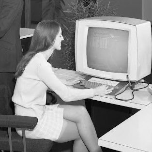 stonksqween's profile picture. factory worker // delhi, 21, she/her