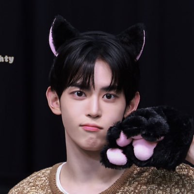 yeonwooism's profile picture. Coconut 6️⃣7️⃣