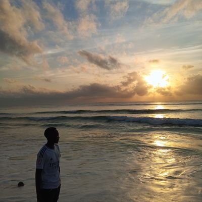 bunyott's profile picture. Dog lover.
Mbuzii 🐐
sunset lover.
@nivict0r