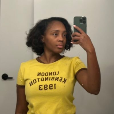 astoldbyyayo's profile picture. 