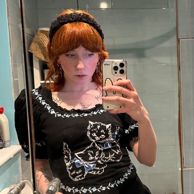 Sarahleannex's profile picture. “Your ass is fat and your aura is threatening”