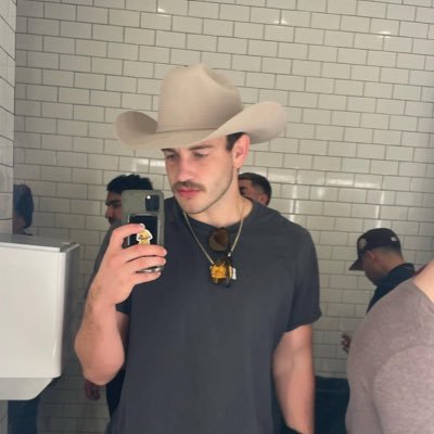 4KA45's profile picture. chingo yo, chingas tú y chinga tu madre.