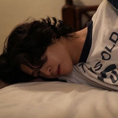 jmbh55's profile picture. oliver stark e jonathan bailey entram em um bar