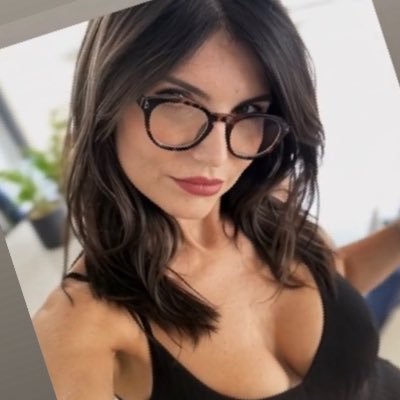 Amyrmia's profile picture. Avvocato, ma ho anche dei pregi. (Auto)ironica, platonica, nevrotica, vulcanica💙 Un giorno mio padre ha pensato bene di regalarmi gli occhi lucidi. Per sempre.