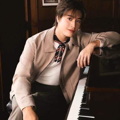 deblivelive's profile picture. 