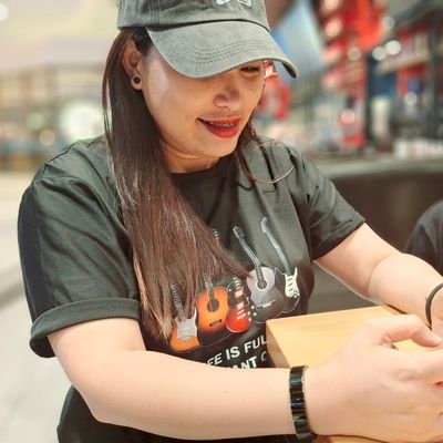 Lovelyrixxx's profile picture. A Filo voice music and instruments teacher in Dubai, UAE. 🎶🎸🎹 
Loves music, food, beaches and sunsets.❣️
