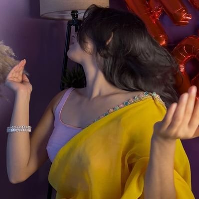 AnitaYadav21's profile picture. 👉हमें शायर समझ के यूँ नजर अंदाज मत करिये,नजर हम फेर ले तो हुस्न का बाजार गिर जायेगा!🫦💌