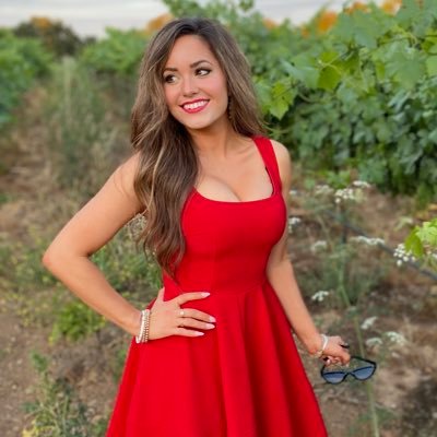 ItsRetroRoxie's profile picture. serving common sense, with a side of sass. 💋 30k on tiktok: @itsretroroxie ❤️🇺🇸