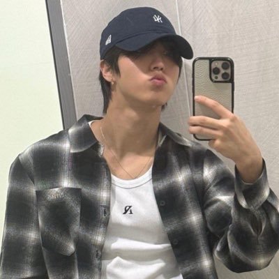 young_jisung's profile picture. король рэпа 🩶 // he/him // трижды был на концерте skz ✨