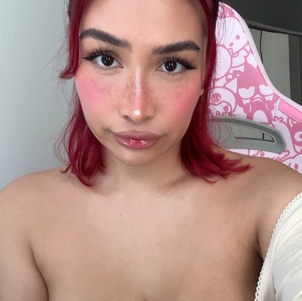 Stacy4vh5's profile picture. 5FT1 but I make up to my height with big animes teddies😋