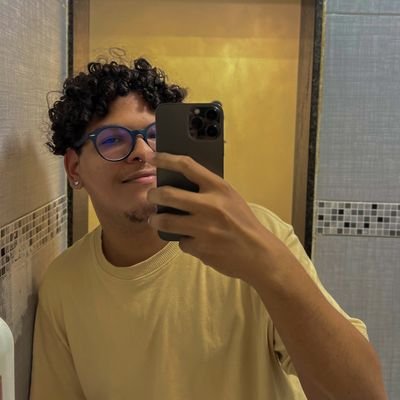 radioboyfj's profile picture. só sei reclamar e falar da hayley williams