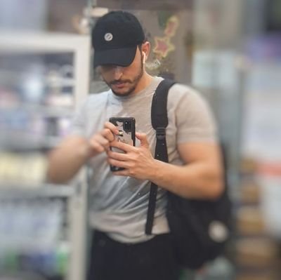 v_sr7ane's profile picture. آحترم تُحترم تغلط تتنعل الحياة حلوة.