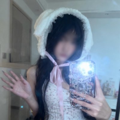 farialuvumore's profile picture. Do not copy the image under any circumstances.