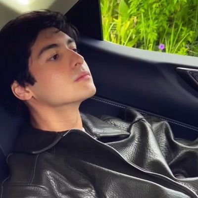 ashdrson's profile picture. ash nd dres