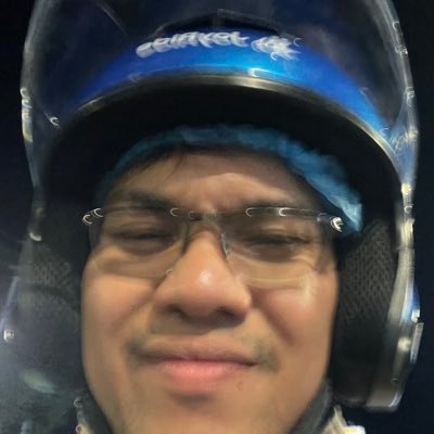 sunincrab's profile picture. Just vibing. No plot, only chaos 🌈😌