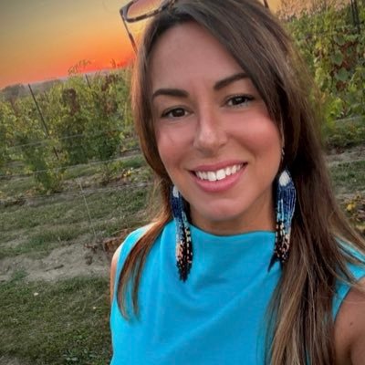 Island10's profile picture. Creative, motivated mother w. a strong sense of justice. 💃🏻, 📸, ✍️, 🎭🥋, ✈️, 🐕‍🦺, 🎶, 🍷, 🧘🏻‍♀️, ☯️🌳. Views R mine. Fière Francophone. 🇨🇦