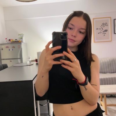 crudoyroque's profile picture. un alma vieja que viene acá a quejarse, o subir alguna parte de una canción que le gustó🌈