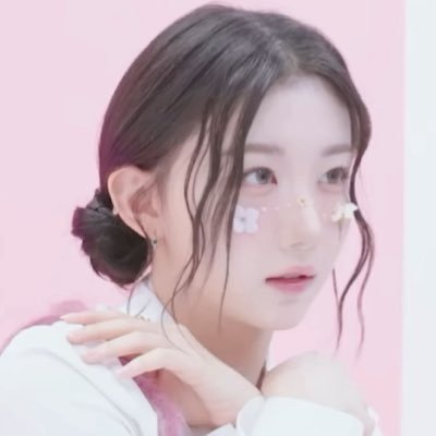 MapleS9rup's profile picture. Multifandom| Cosmo ID: GiiJelly | Main: @rvmyluvie, in this acc focus on #TripleS and #Hearts2Hearts | 🍁🐶🐈‍⬛🎀| Carmen and Yuha biased | Pt-Br,Eng,Fr