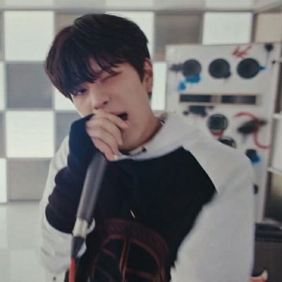 pickashoeKSM's profile picture. nerd seungmin enthusiast 🤓🐶                        from the baguette motherland surviving the uk thanks to seungmins burberry influence