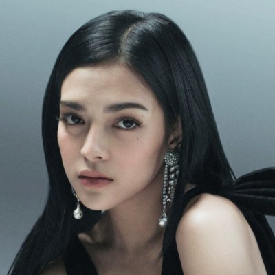 yhellyyyyy_'s profile picture. Try to be a rainbow in someone's cloud.