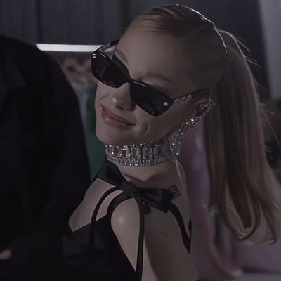 mauvxs's profile picture. between the real world and what I invent