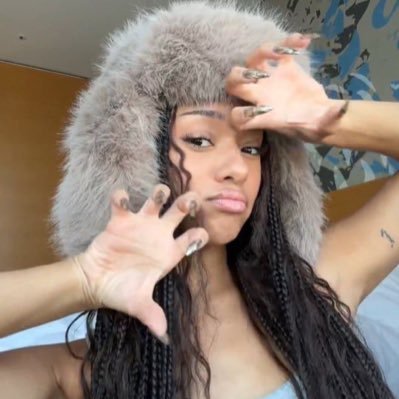 crystalsk1ess's profile picture. #sgtwt #eyekontwt ☆ lesbian hwang inho and glinda upland