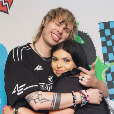 loverofmineliv's profile picture. ballad of a fangirl ☆ 卌 lhq follows ♡ guts guide 2/24 ☆