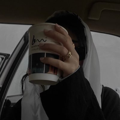 xrbi0_'s profile picture. بين قلبٍ رهيف وبين راسٍ عنيد .. / I’m Programmer 👩🏼‍💻