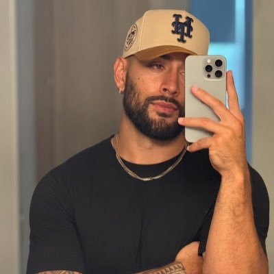 CopperTizz60260's profile picture. I’m a dentist and an ventinary doctor