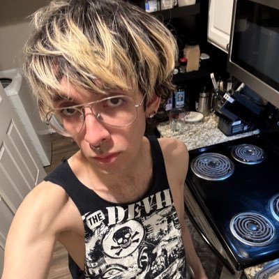 str8queer's profile picture. fashion design & games 🏳️‍⚧️