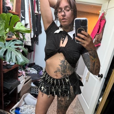 bexxxbangz's profile picture. heavily tattooed performance artist milf