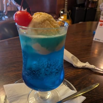 monte_cafe_777's profile picture. 東京・調布のレトロな「カフェ＆喫茶 Monte（モンテ）」公式アカウントです☕️

色鮮やかなカラフルクリームソーダと丁寧に淹れた珈琲、カフェラテが人気です。
軽い昼飲みもOKの大人の喫茶です。
お子様も大歓迎。

営業日は不定期のため、店頭カレンダー＆SNSでお知らせします。
どうぞよろしくお願いします🍹