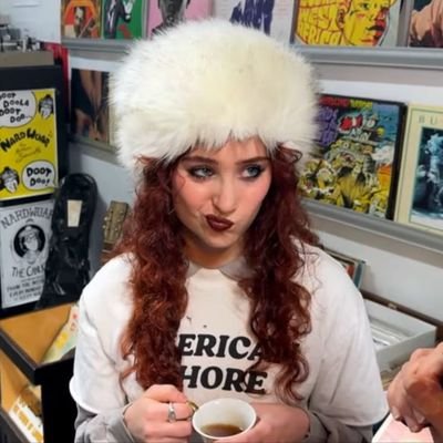 sizzyylewis's profile picture. isabelle jogue suas tranças isabelle