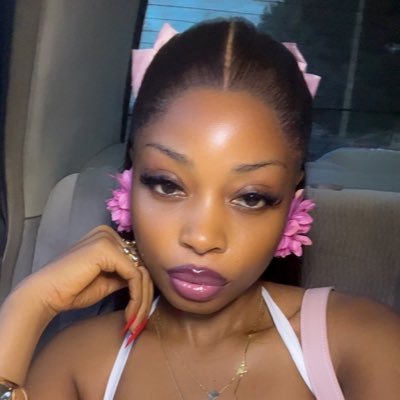 hollikot_b's profile picture. Mass Communicator📍 Model🧚‍♀️💃 👩‍🎤 Fashion Enthusiast Lipkit page on IG @Barbianaesthetics Happy Muslimah 💯