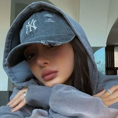 yaqe3n_'s profile picture. يَسكُنَنِي الصَّمتُ وَالوٌّجِدُ الأساسّي||@yaqe8n .