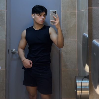 tsukibeaux's profile picture. 