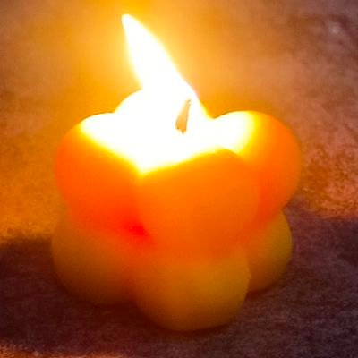 samira123137327's profile picture. दुनिया बोलती है,सुनने का नही,
और वक्त पड़ने पर  छोड़ने का भी नही।